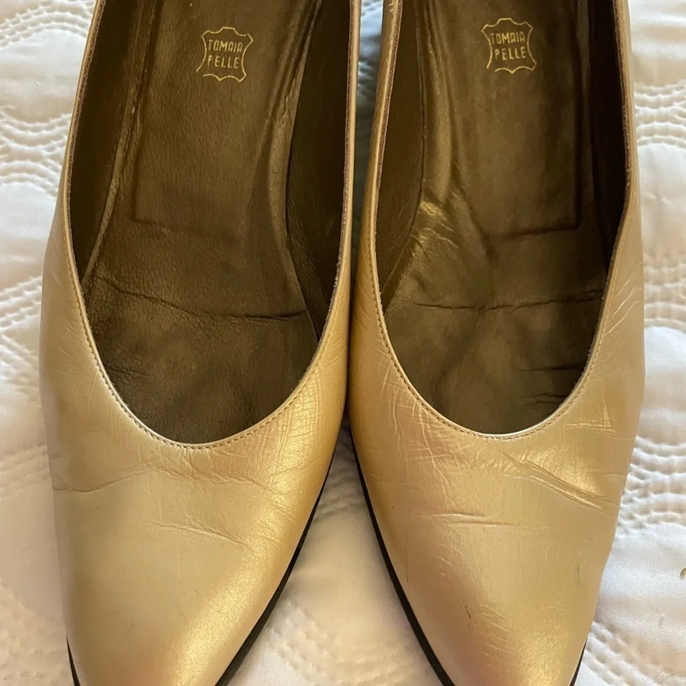 ⭐️⭐️SALE⭐️⭐️ quality Italian Magli wedges. Gold colored. Light use. SZ 7 1/2 AAA